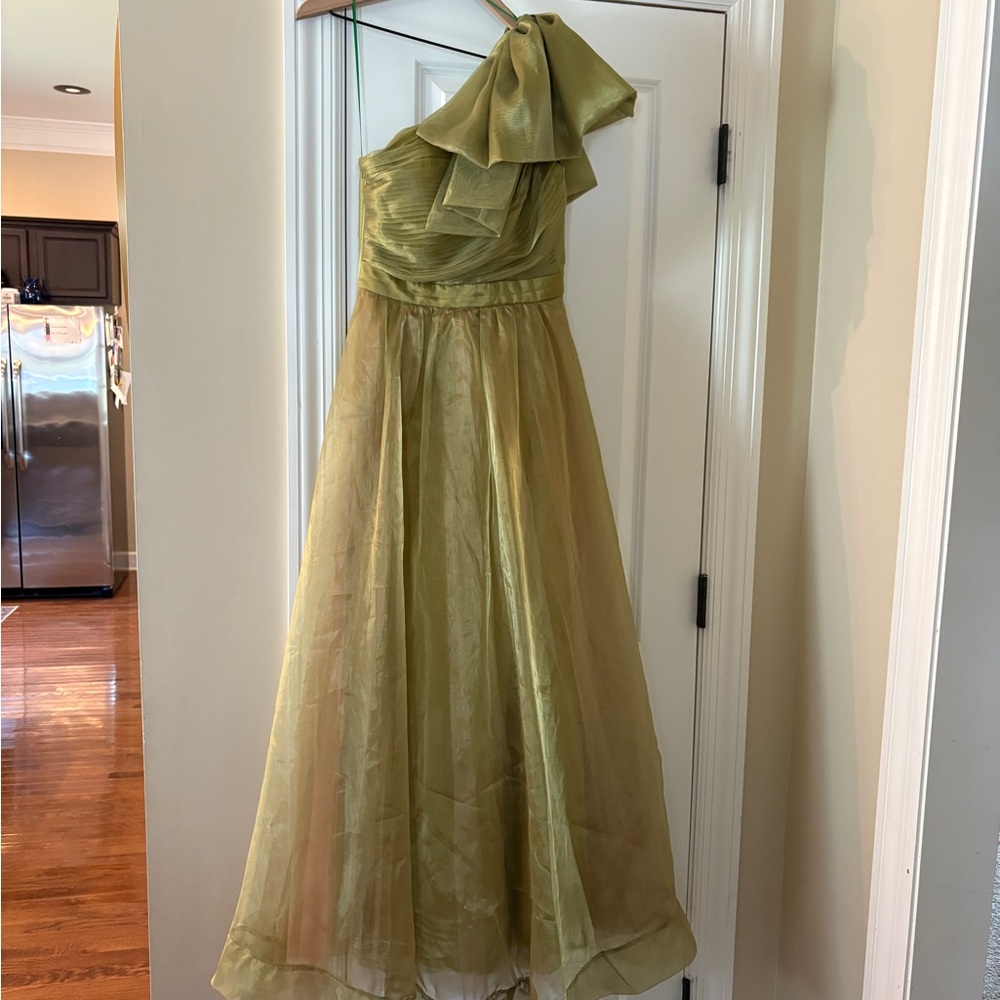 Elegant Green One Shoulder Gown, size small
